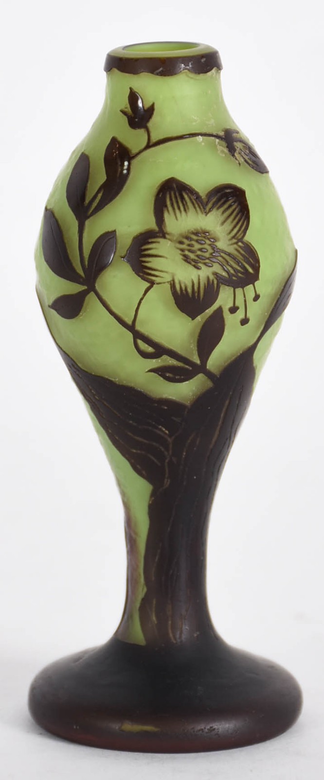 Vaso verde em pasta de vidro francesa com flores em cameo marrom, sem... - foto 1 de 4