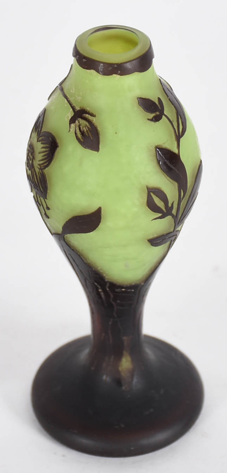 Vaso verde em pasta de vidro francesa com flores em cameo marrom, sem... - foto 3 de 4
