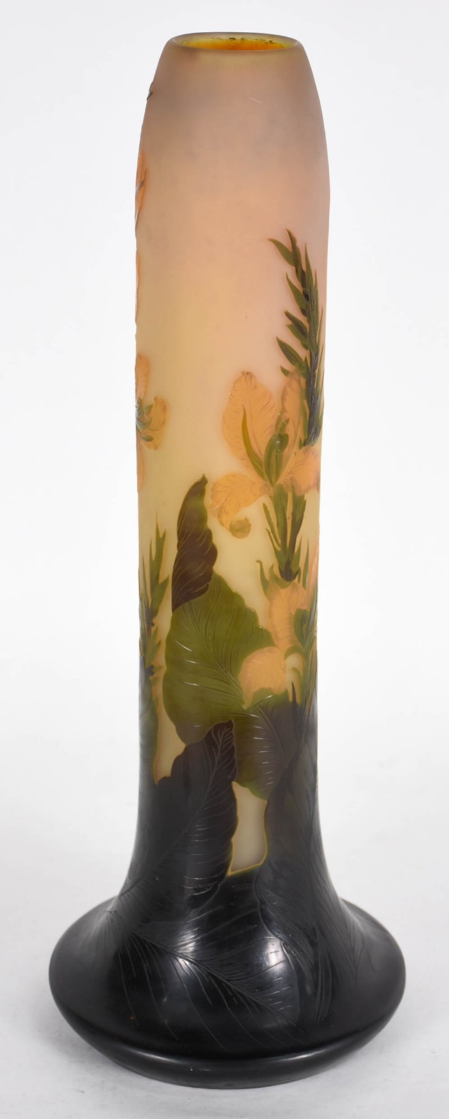 Belíssimo vaso de pasta de vidro francesa, sem assinatura, cameo com... - foto 2 de 4