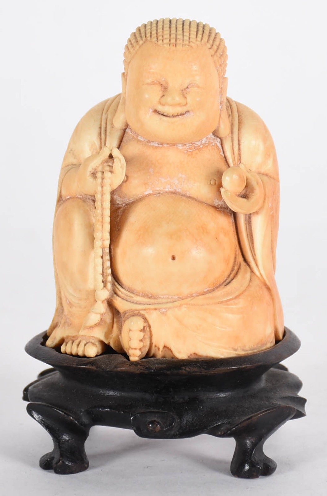 Estatueta de marfim representando Buda risonho, base de madeira... - foto 1 de 3