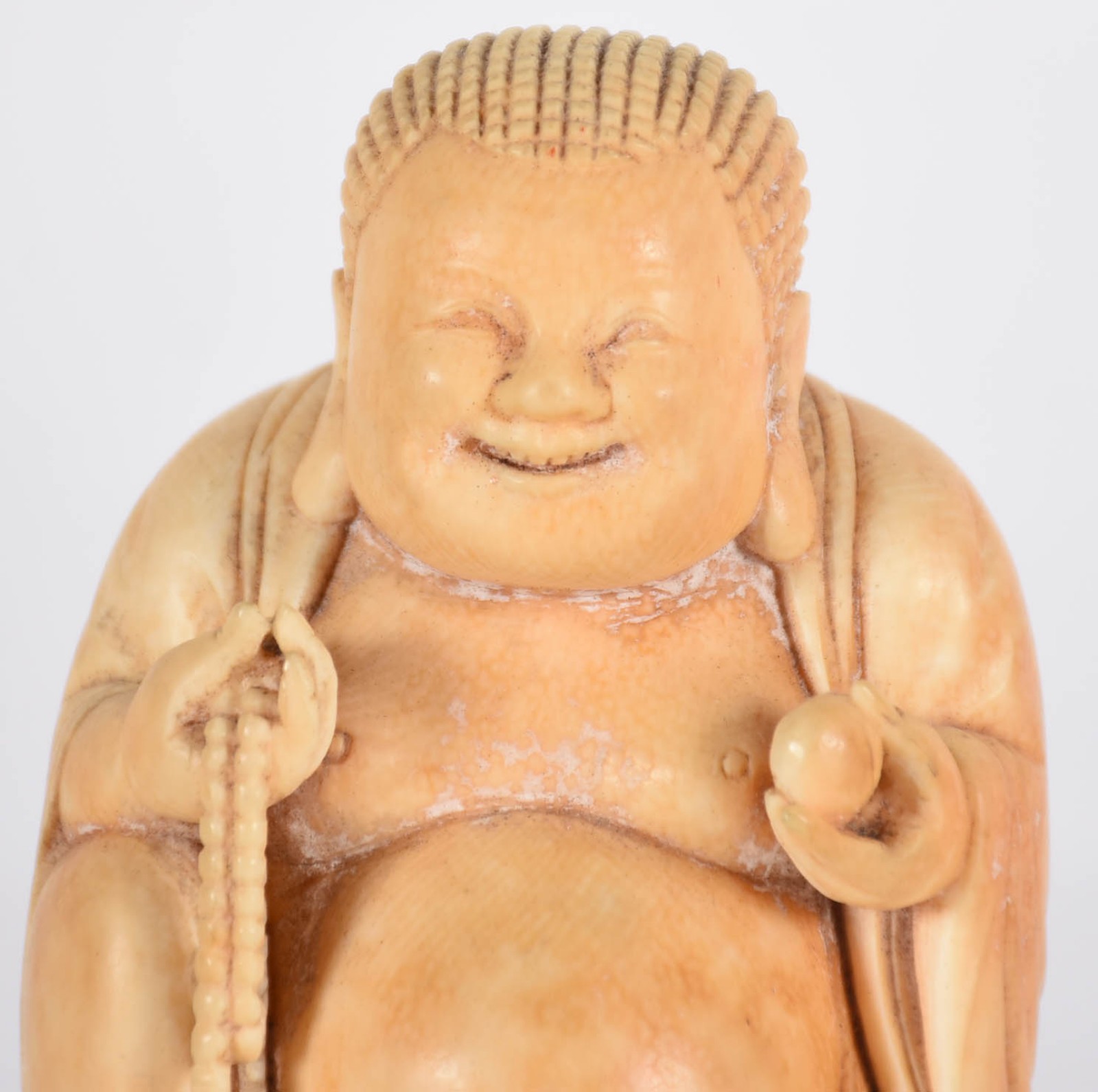 Estatueta de marfim representando Buda risonho, base de madeira... - foto 2 de 3