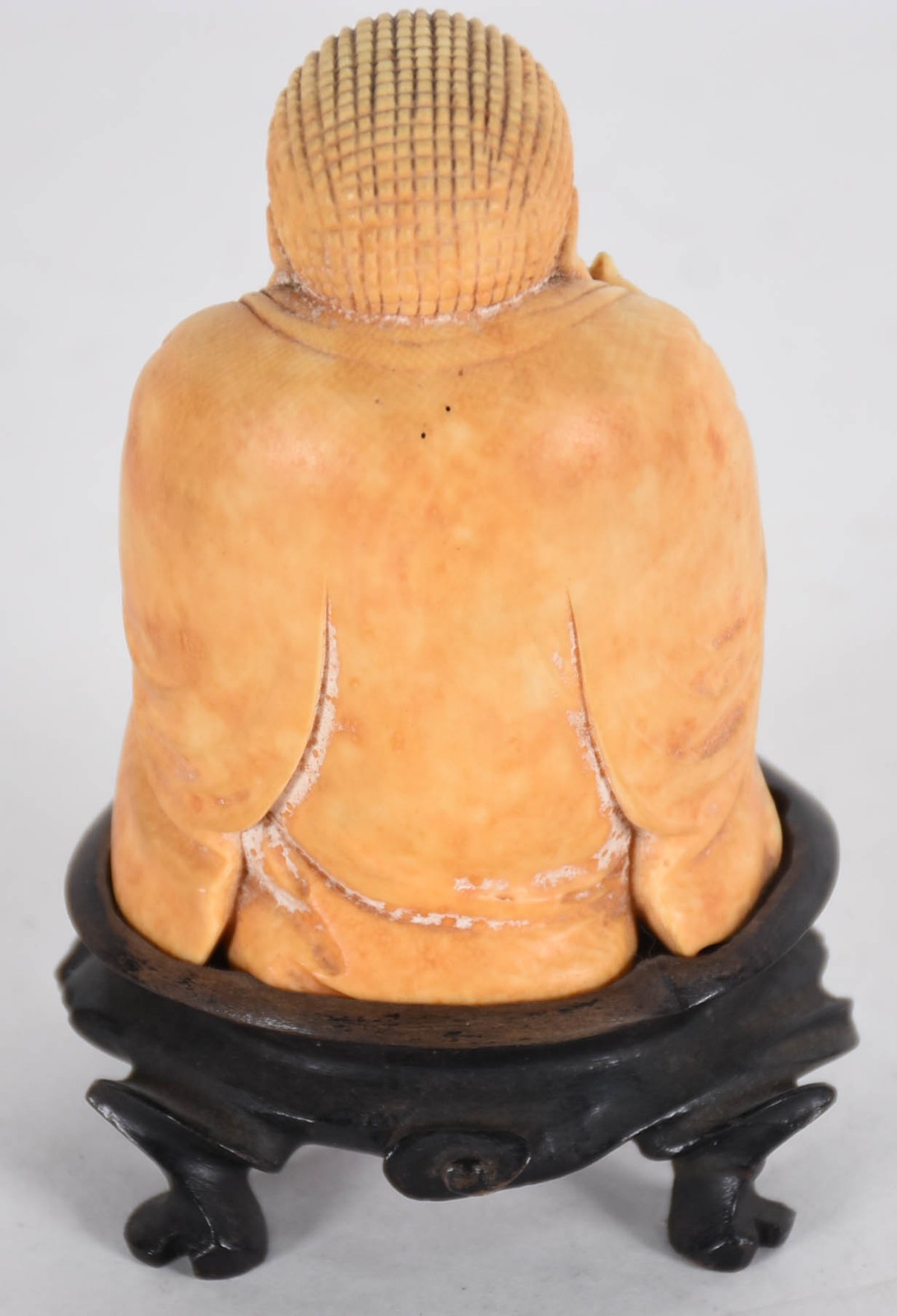 Estatueta de marfim representando Buda risonho, base de madeira... - foto 3 de 3