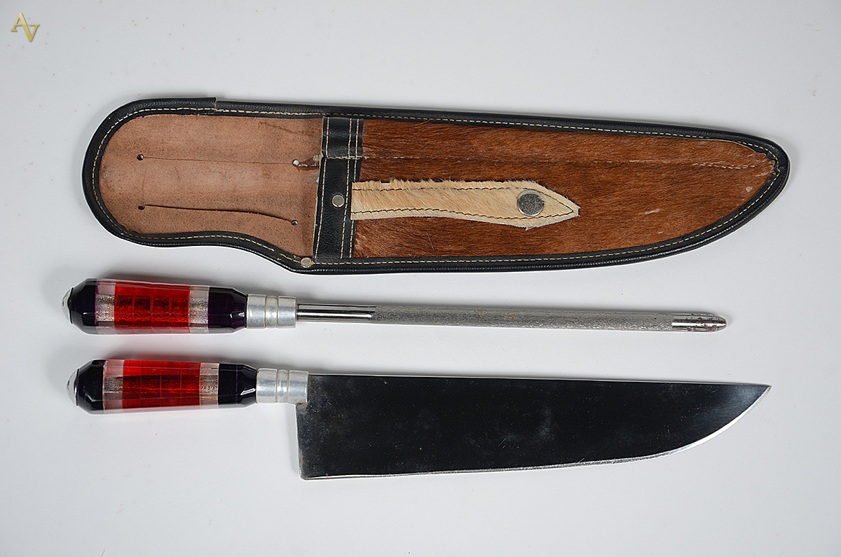 Faca (comprimento 37 cm) e amolador (comprimento 36 cm) com cabos de... - foto 2 de 2