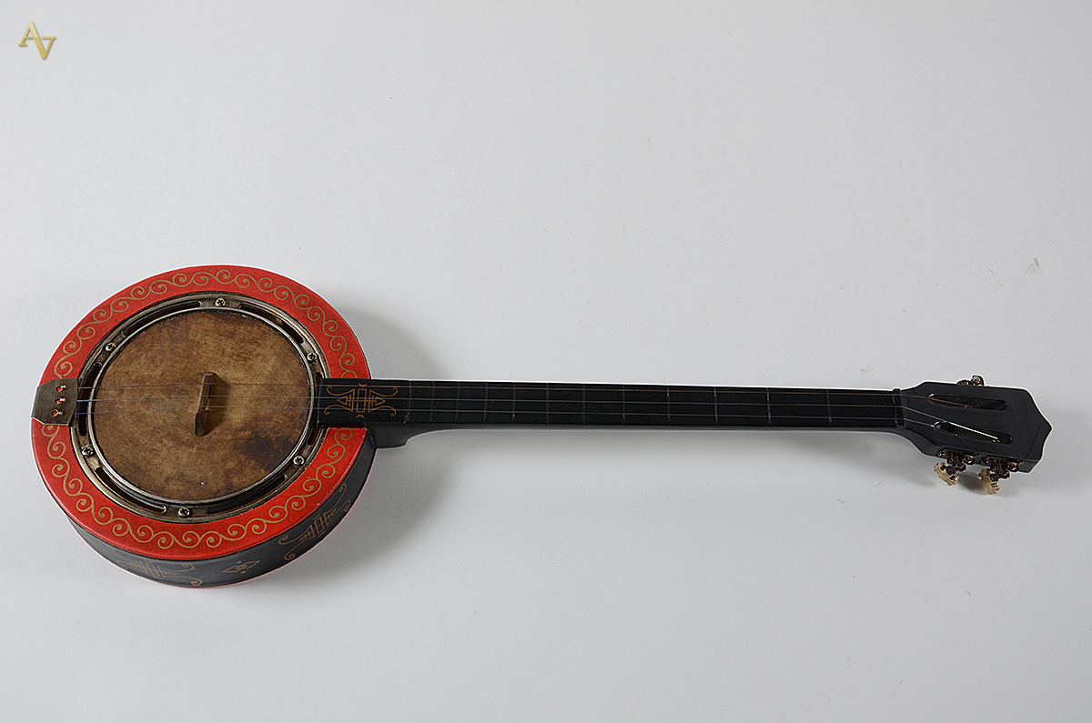 Banjo japonês. Comprimento 80 cm.