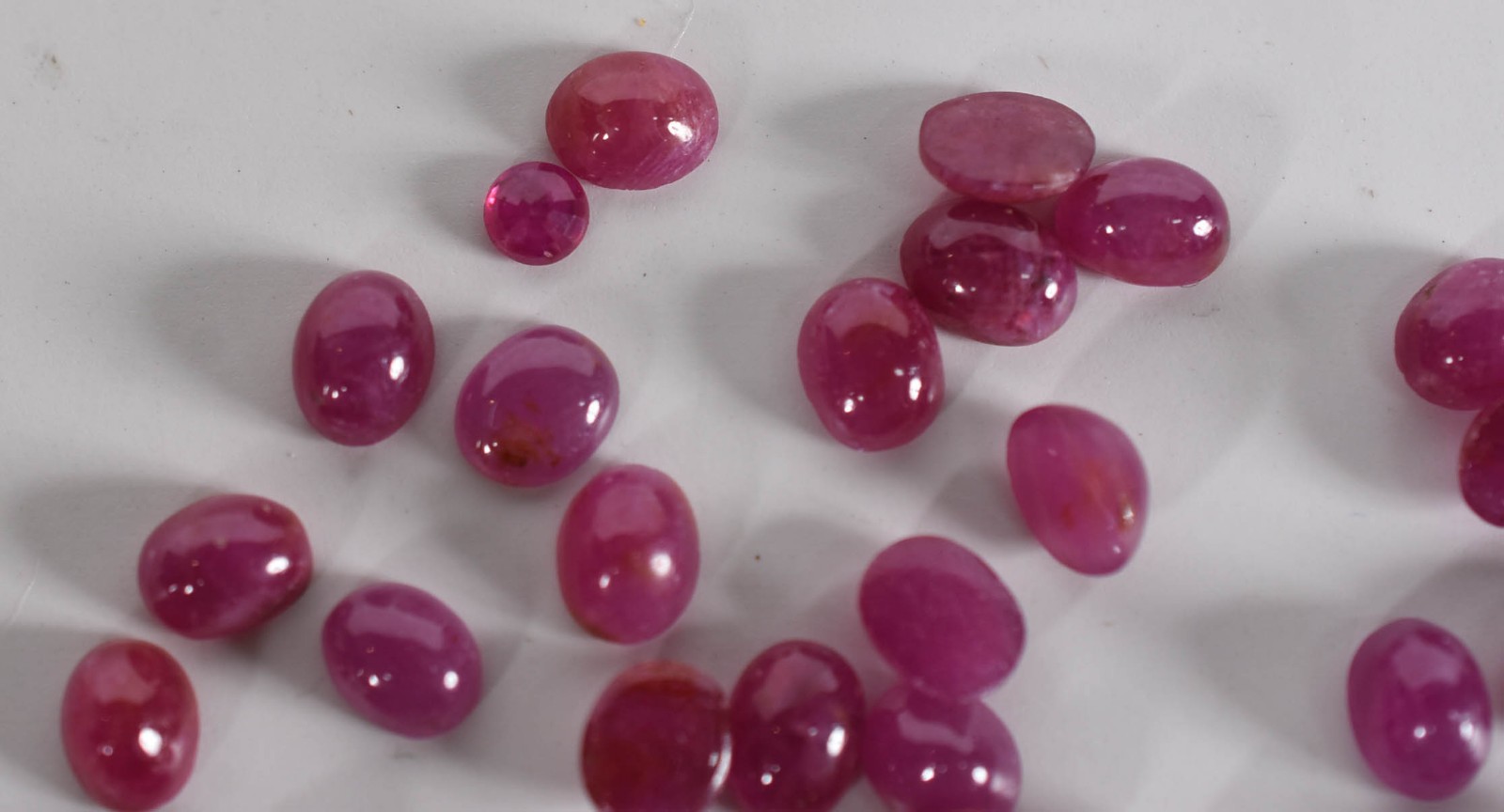 Quarenta e sete peças de rubi cabochan. - foto 2 de 3