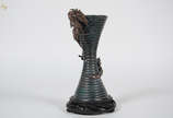 Floreira de bronze chines com figura de dragão ... - Floreira de bronze chines com figura de dragão em relevo . Altura 28,5 cm.