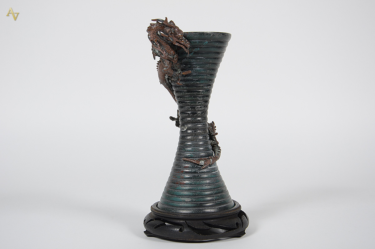 Floreira de bronze chines com figura de dragão em relevo . Altura... - foto 1 de 2