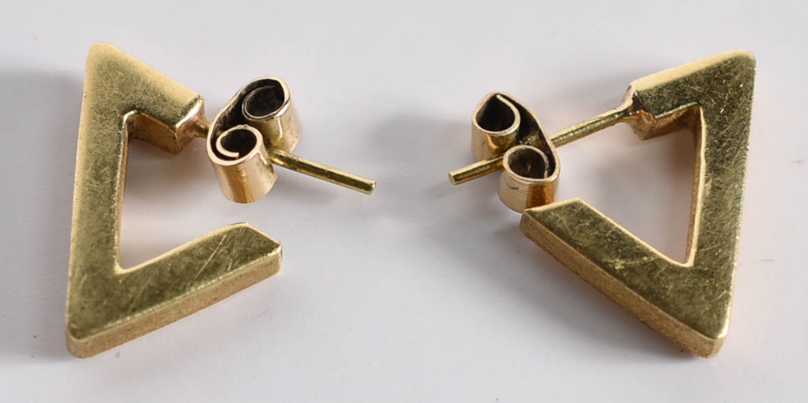Par de brincos feitio triângulo com brilhantes. - foto 2 de 2