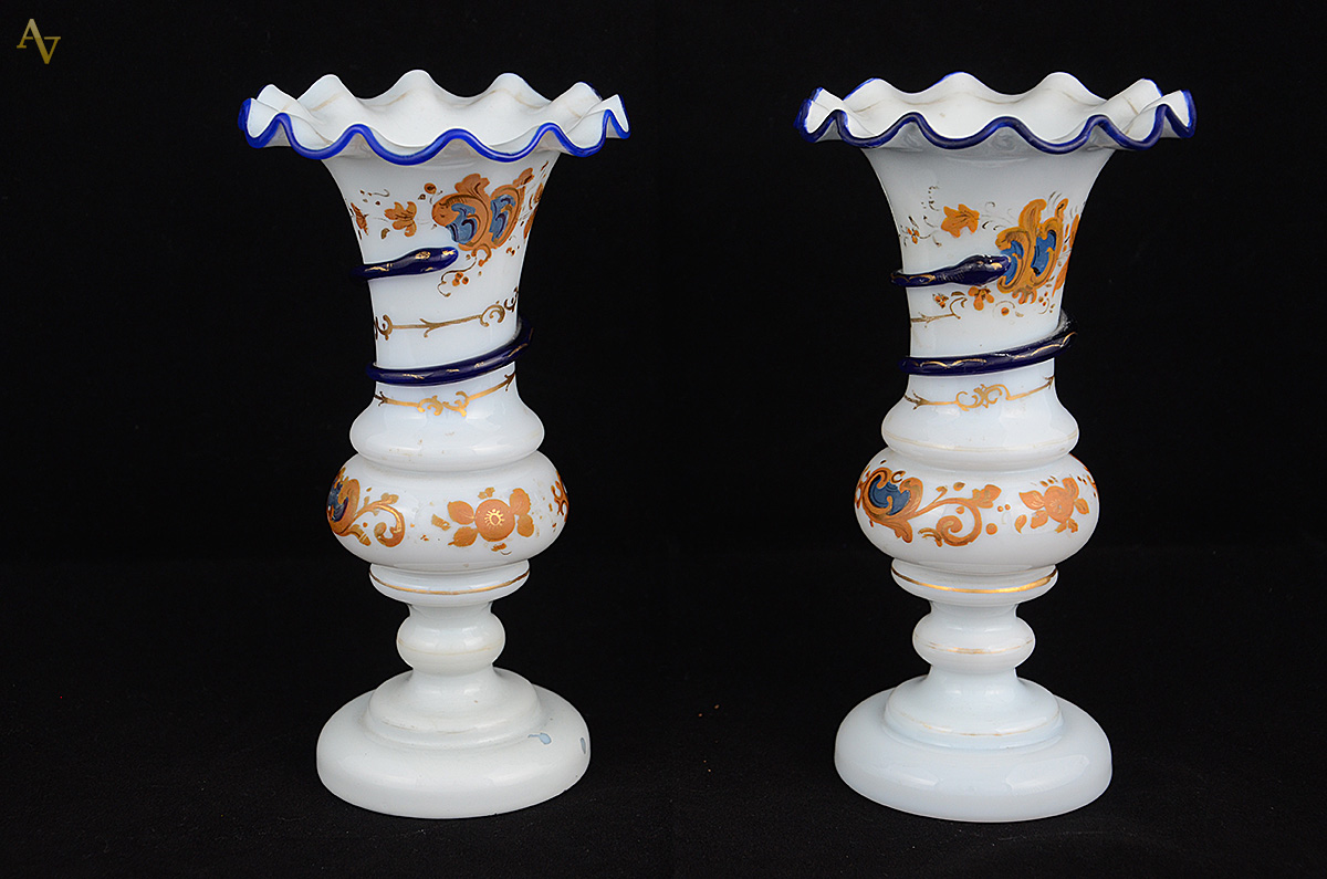 Par de vasos de opalina branca com guirlanda azul. Altura 17,5 cm...