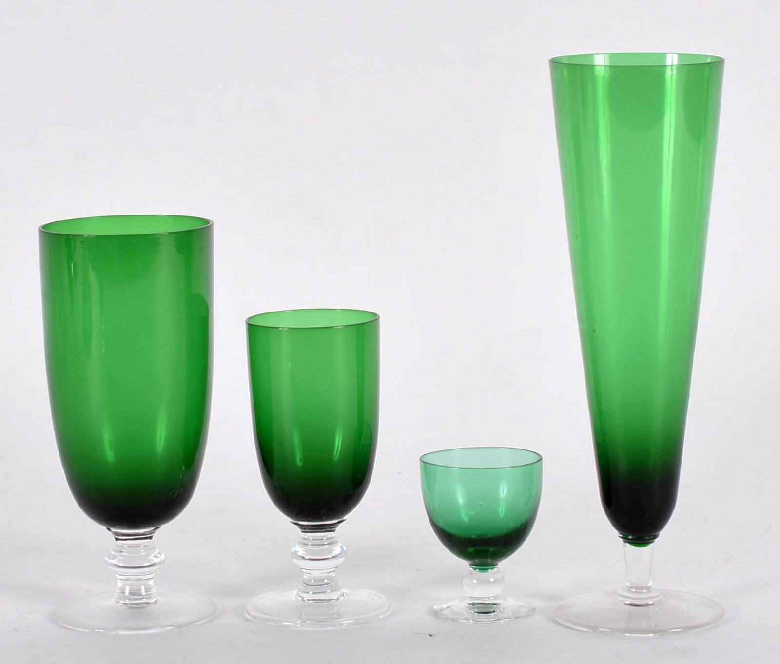 Serviço de vidro verde, composto de 17 tulipas para cerveja, 12 copos... - foto 1 de 2