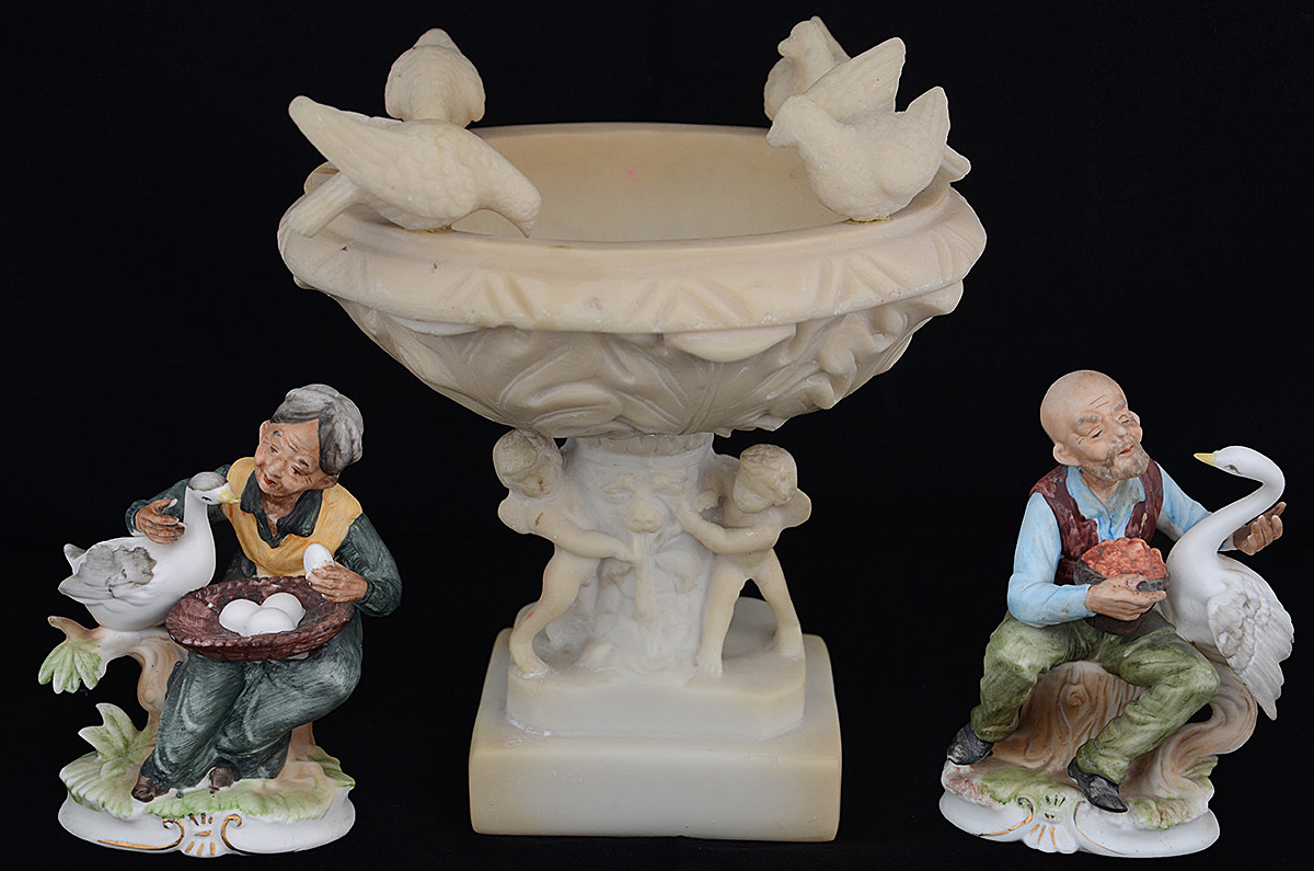 Conjunto com 3 peças, sendo par de figuras de porcelana com aves (16... - foto 1 de 2