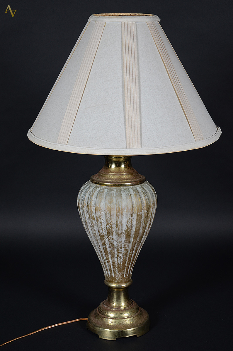 Abajur patinado com cúpula de tecido bege. Altura total 82 cm.