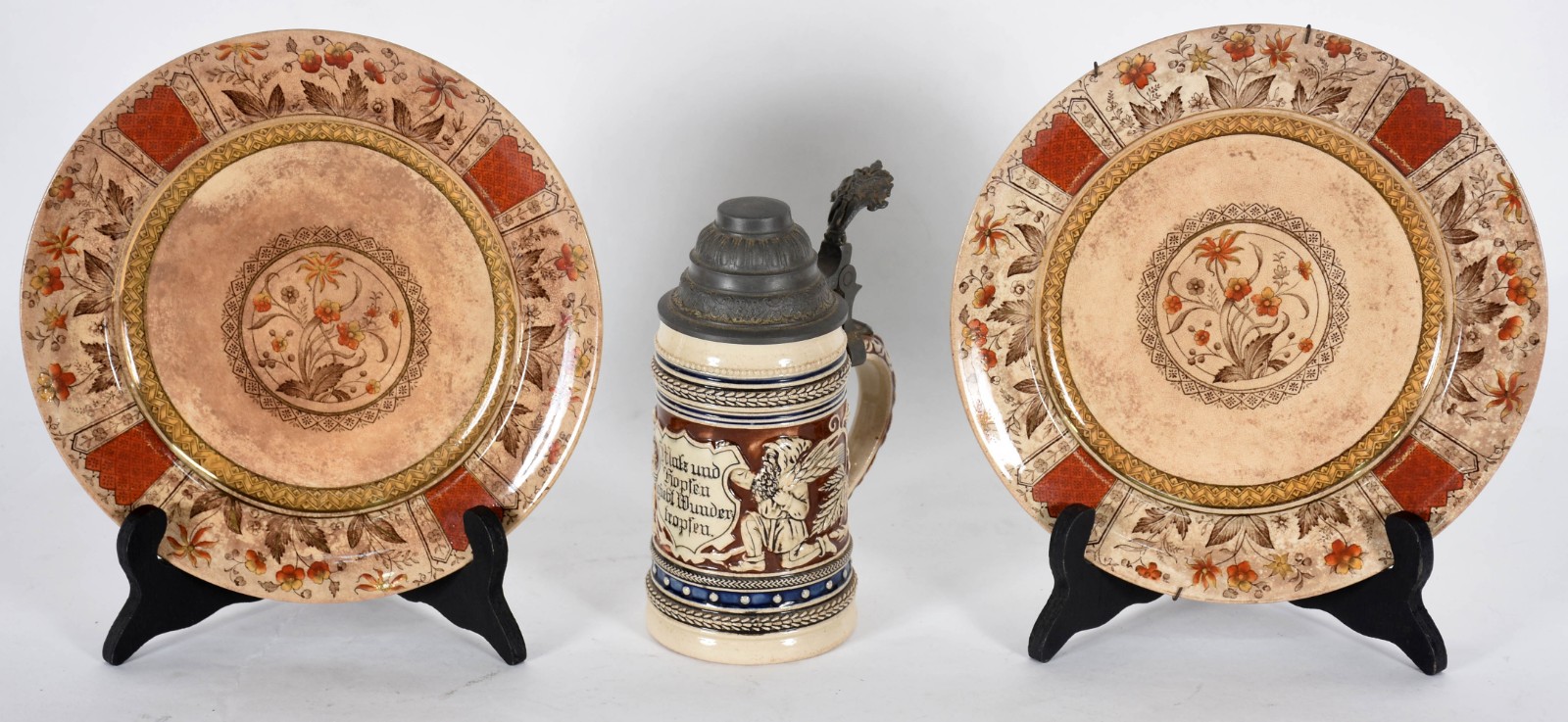 Par de pratos decorativos de faiança inglesa (craquelado) e tankard... - foto 1 de 4