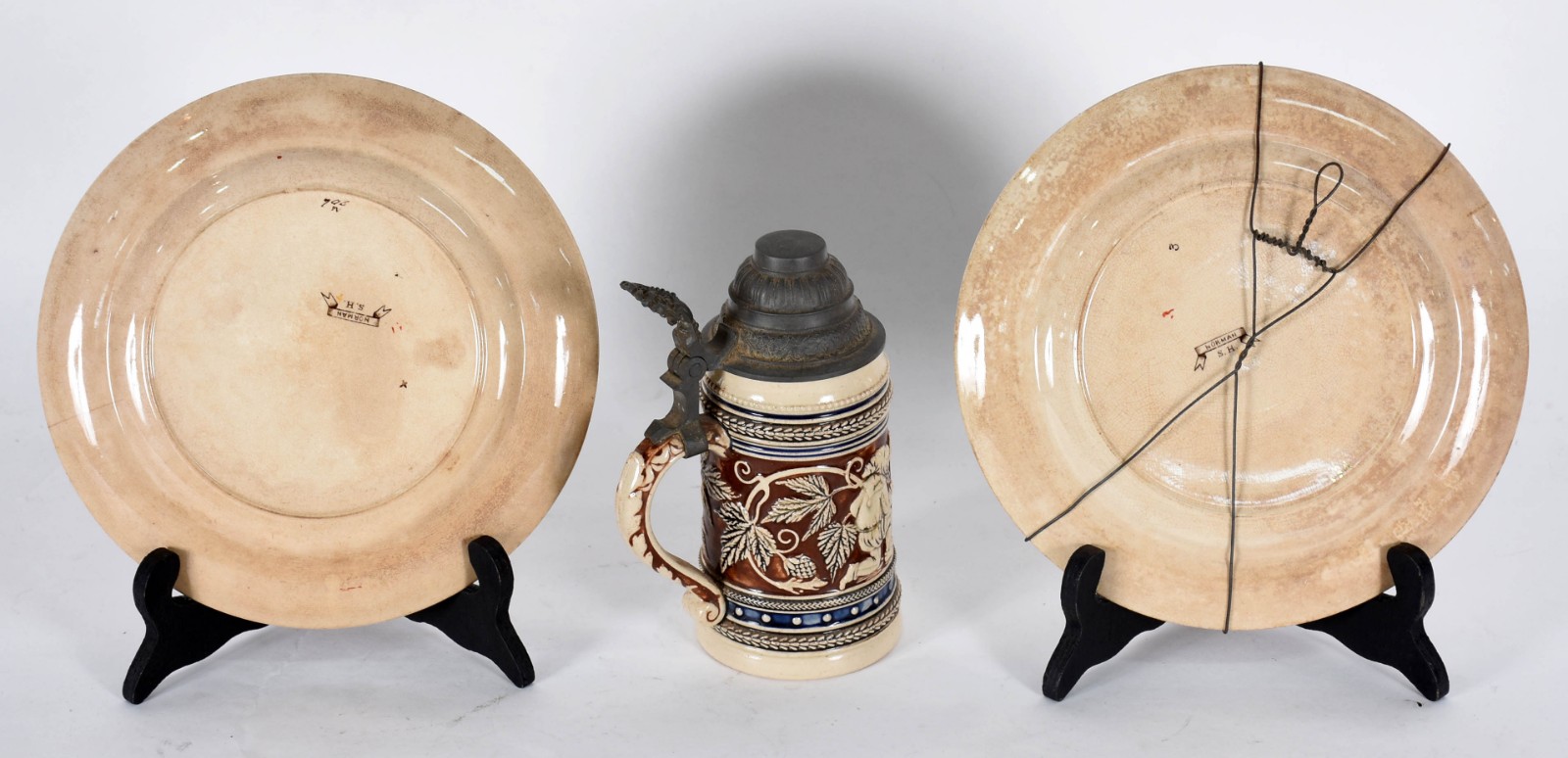 Par de pratos decorativos de faiança inglesa (craquelado) e tankard... - foto 3 de 4