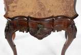 Pequena mesa de madeira nobre com 1 gavetinha, ... - Pequena mesa de madeira nobre com 1 gavetinha, pernas recurvas com entalhes (tampo com verniz descascando)