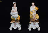 Par de pequenas estatuetas de porcelana Velho P... - Par de pequenas estatuetas de porcelana Velho Paris - França séc. XIX. Altura 15,5 cm
