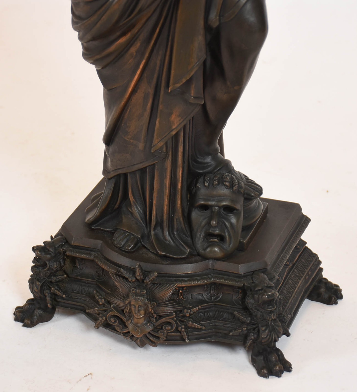 Estatueta de bronze representando "Alegoria ao teatro". - foto 3 de 5