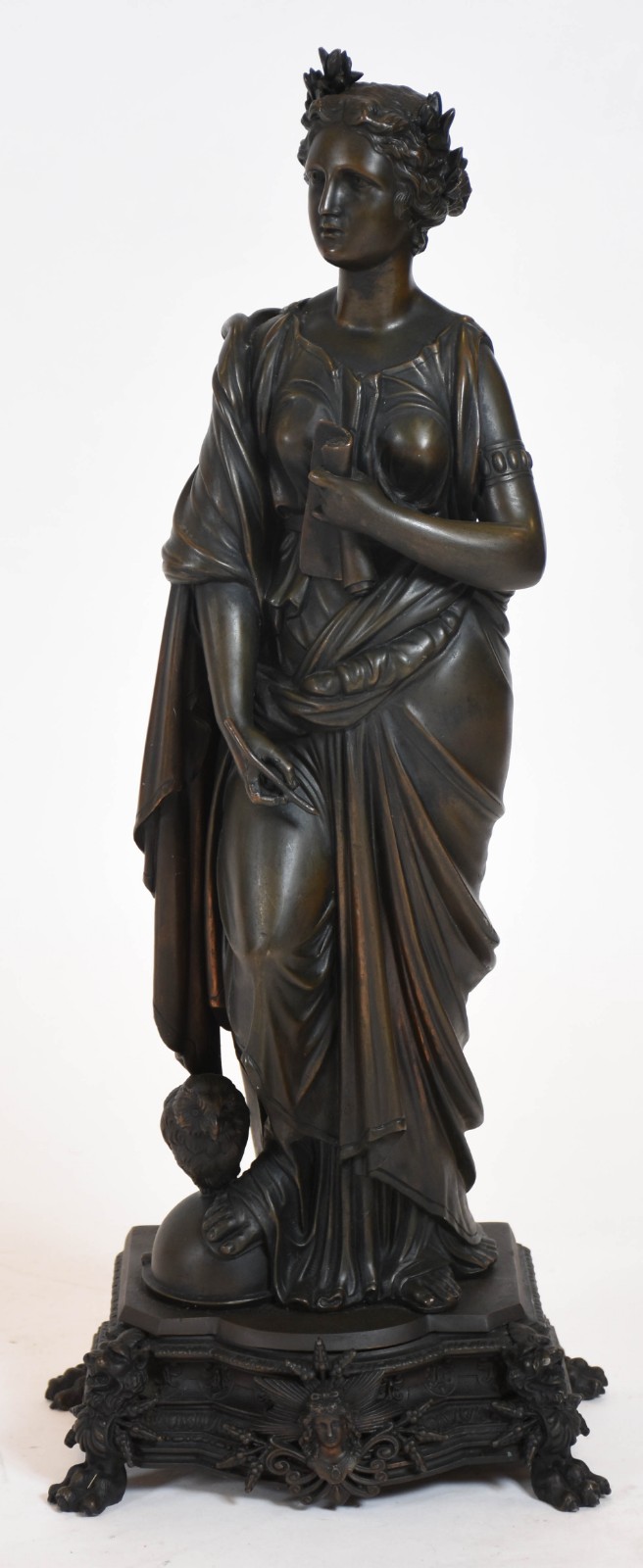 Estatueta de bronze representando jovem com coruja aos pés. - foto 1 de 5
