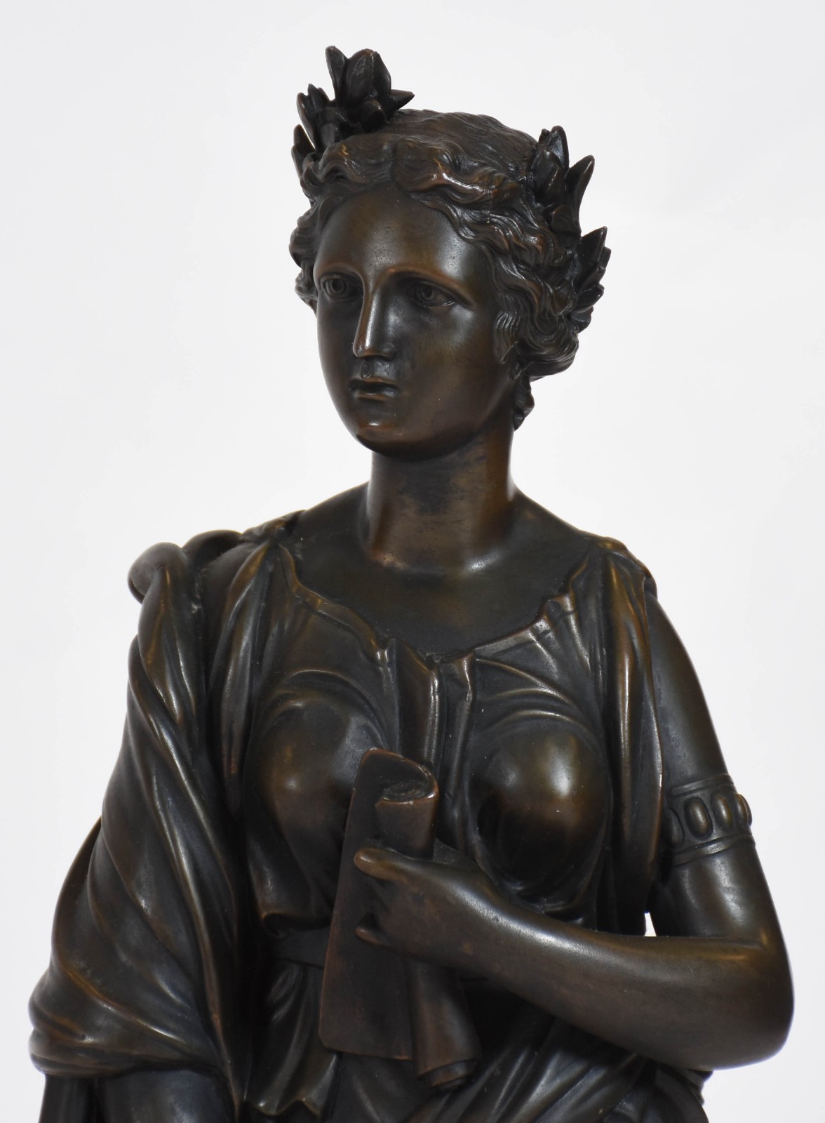 Estatueta de bronze representando jovem com coruja aos pés. - foto 2 de 5