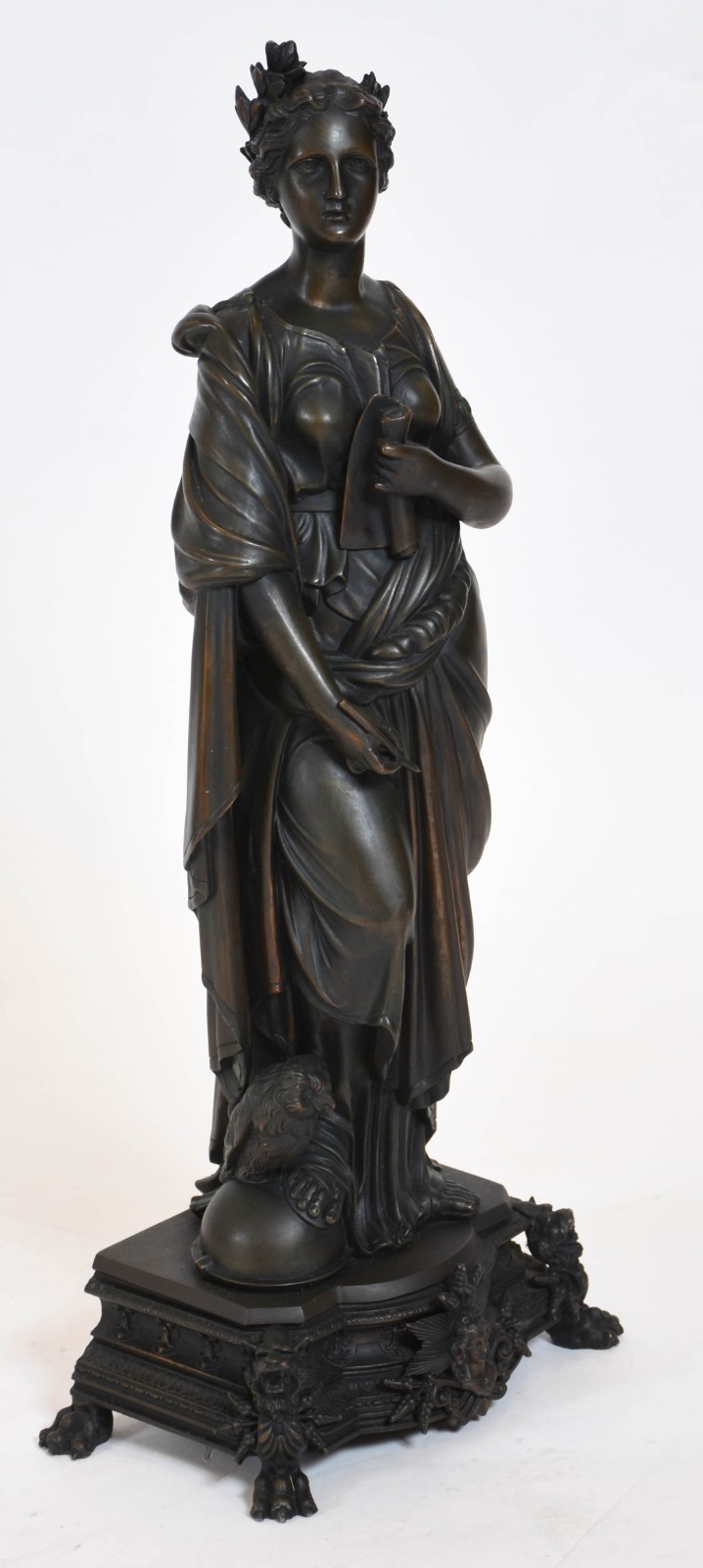 Estatueta de bronze representando jovem com coruja aos pés. - foto 4 de 5