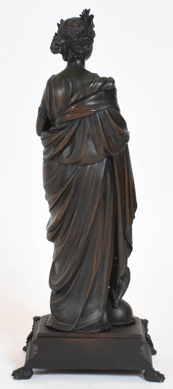 Estatueta de bronze representando jovem com coruja aos pés. - foto 5 de 5