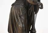 Escultura de bronze representando Jovem com lira. - Escultura de bronze representando Jovem com lira.