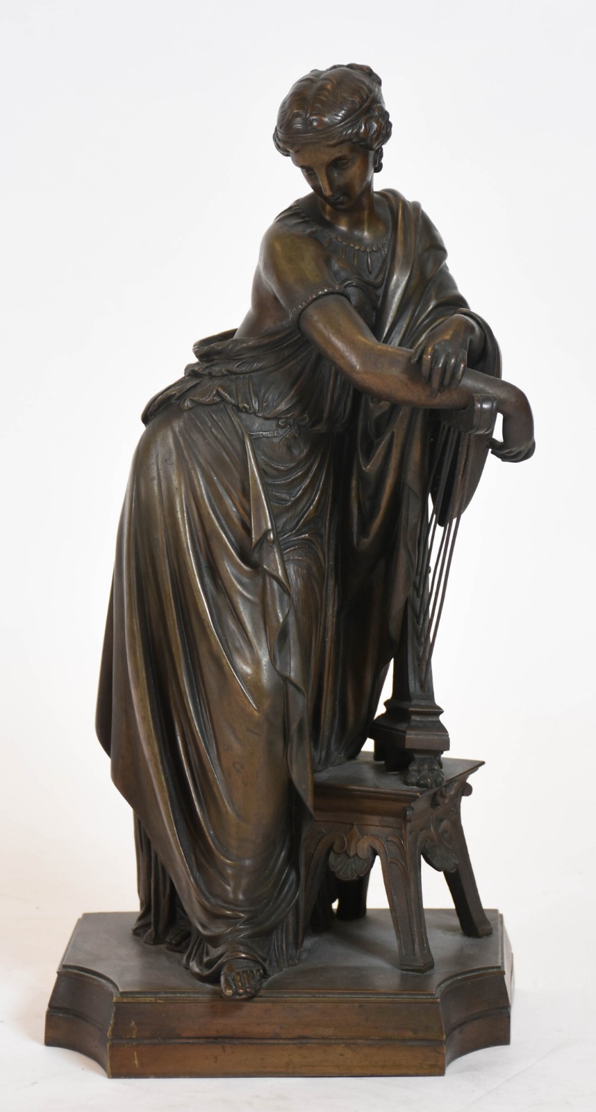 Escultura de bronze representando Jovem com lira. - foto 1 de 4