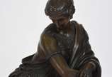 Escultura de bronze representando Jovem com lira. - Escultura de bronze representando Jovem com lira.