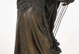 Escultura de bronze representando Jovem com lira. - Escultura de bronze representando Jovem com lira.