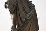 Escultura de bronze representando Jovem com lira. - Escultura de bronze representando Jovem com lira.
