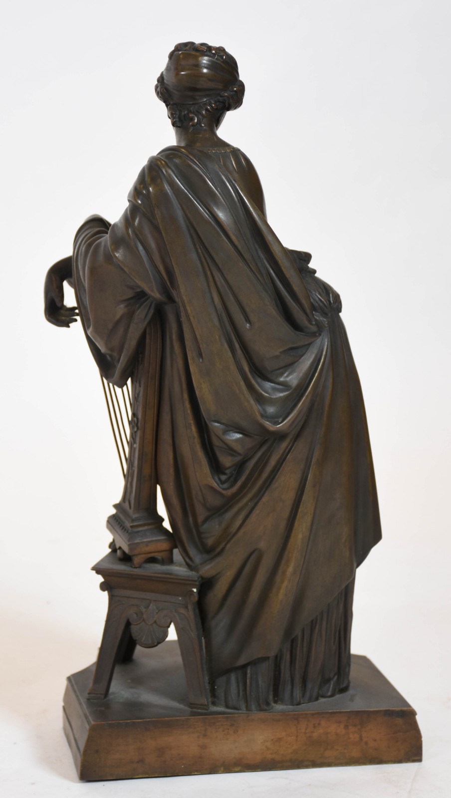 Escultura de bronze representando Jovem com lira. - foto 4 de 4