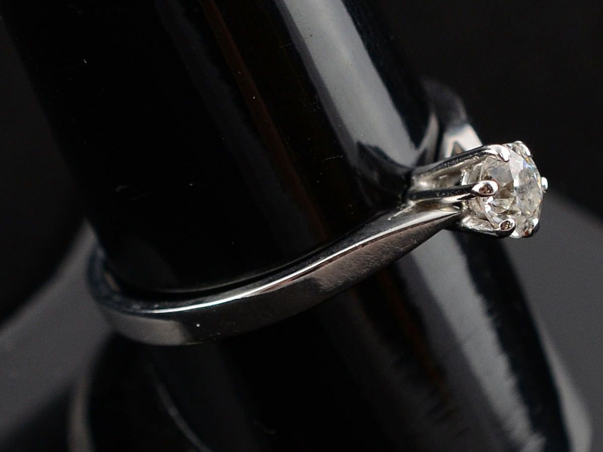 Anel de ouro branco solitário com 0,35 ct de brilhantes - 1,7 g - Aro... - foto 1 de 2