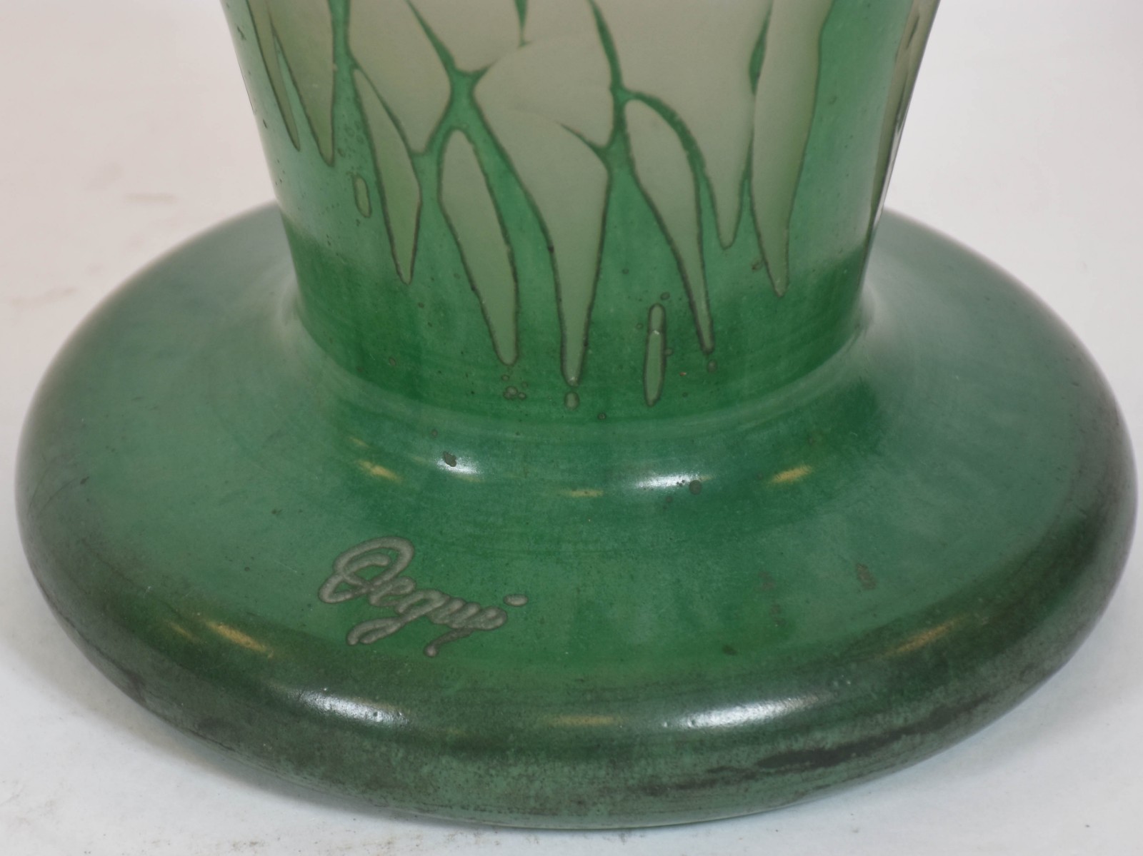 Vaso de pasta de vidro cameo com árvores verdes, assinado. - foto 2 de 5