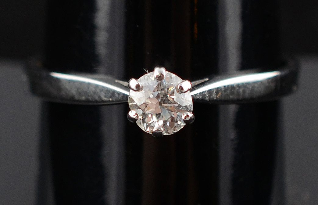 Anel de ouro branco solitário com 0,35 ct de brilhantes - 1,7 g - Aro... - foto 2 de 2