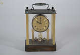 Pequeno relógio de mesa Bucherer, a quartz. Med... - Pequeno relógio de mesa Bucherer, a quartz. Medidas 12 x 7,5 cm e altura 18 cm.