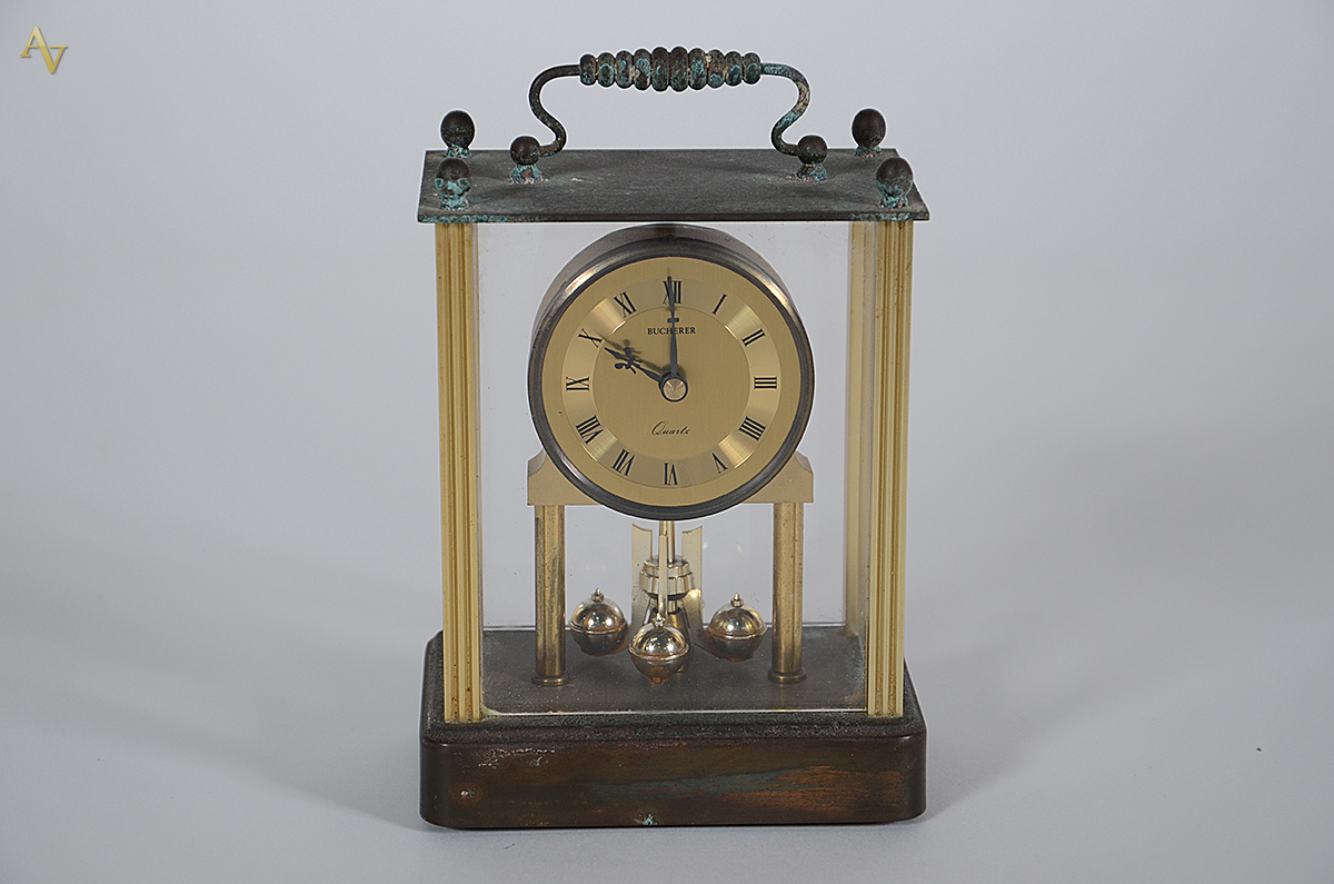 Pequeno relógio de mesa Bucherer, a quartz. Medidas 12 x 7,5 cm e... - foto 1 de 2