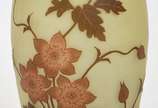 ARSALL,  - Vaso frances de pasta de vidro amarelo com flores em cameo marrom, assinado.