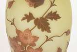ARSALL,  - Vaso frances de pasta de vidro amarelo com flores em cameo marrom, assinado.