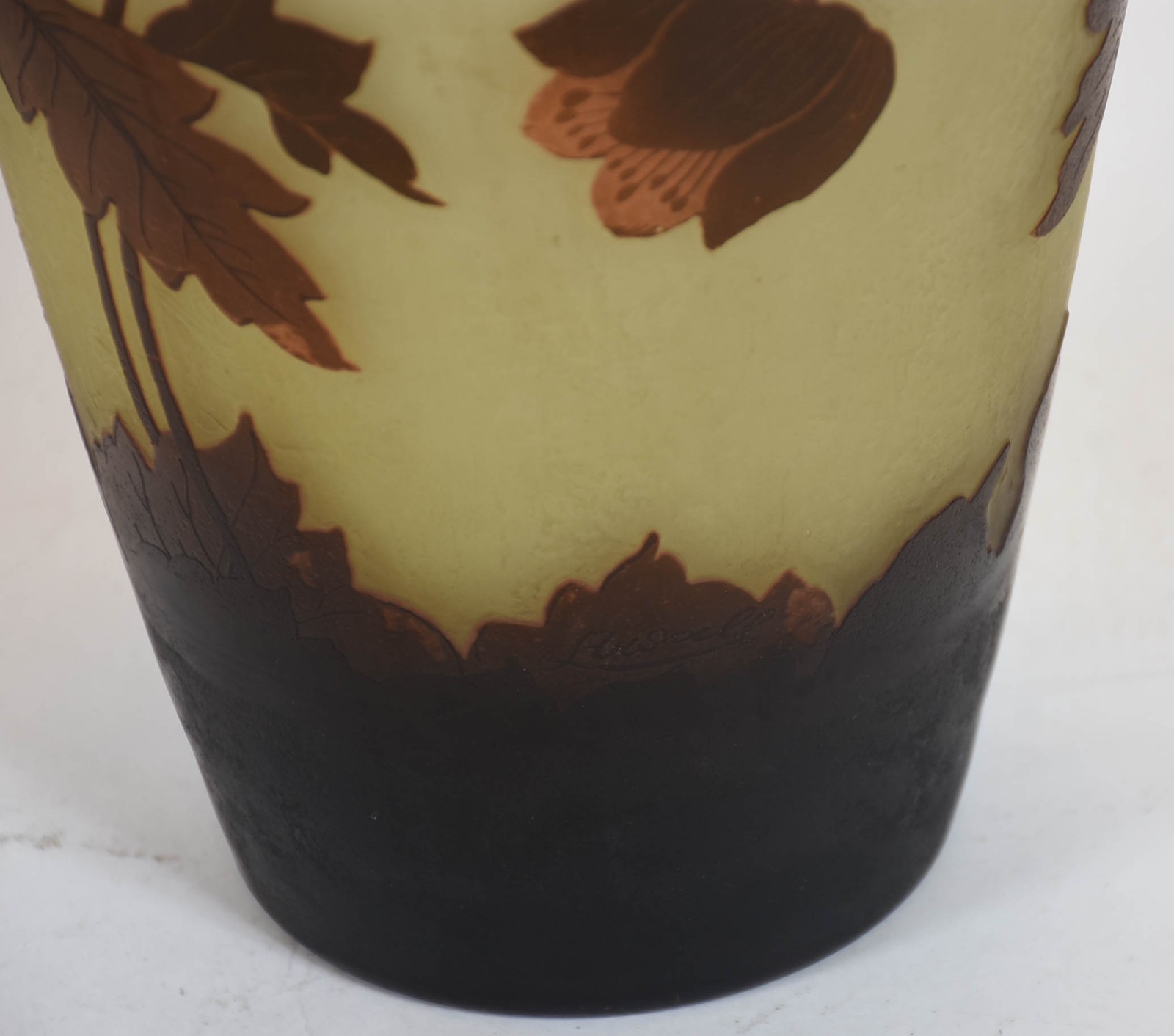 Vaso frances de pasta de vidro amarelo com flores em cameo marrom... - foto 3 de 4