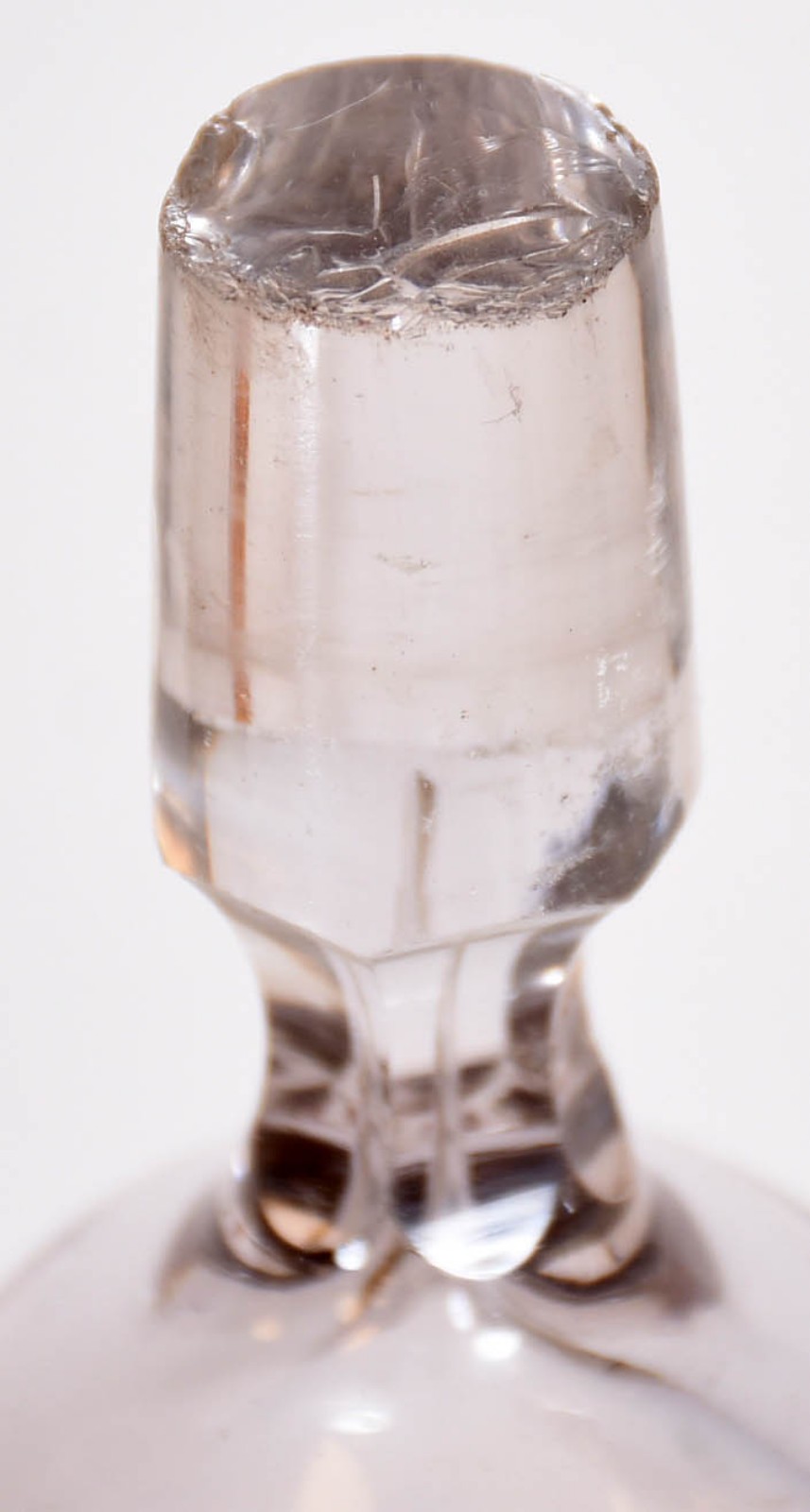 Garrafa com alça de cristal doublé amarela ricamente lapidada. - foto 3 de 4