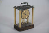 Pequeno relógio de mesa Bucherer, a quartz. Med... - Pequeno relógio de mesa Bucherer, a quartz. Medidas 12 x 7,5 cm e altura 18 cm.