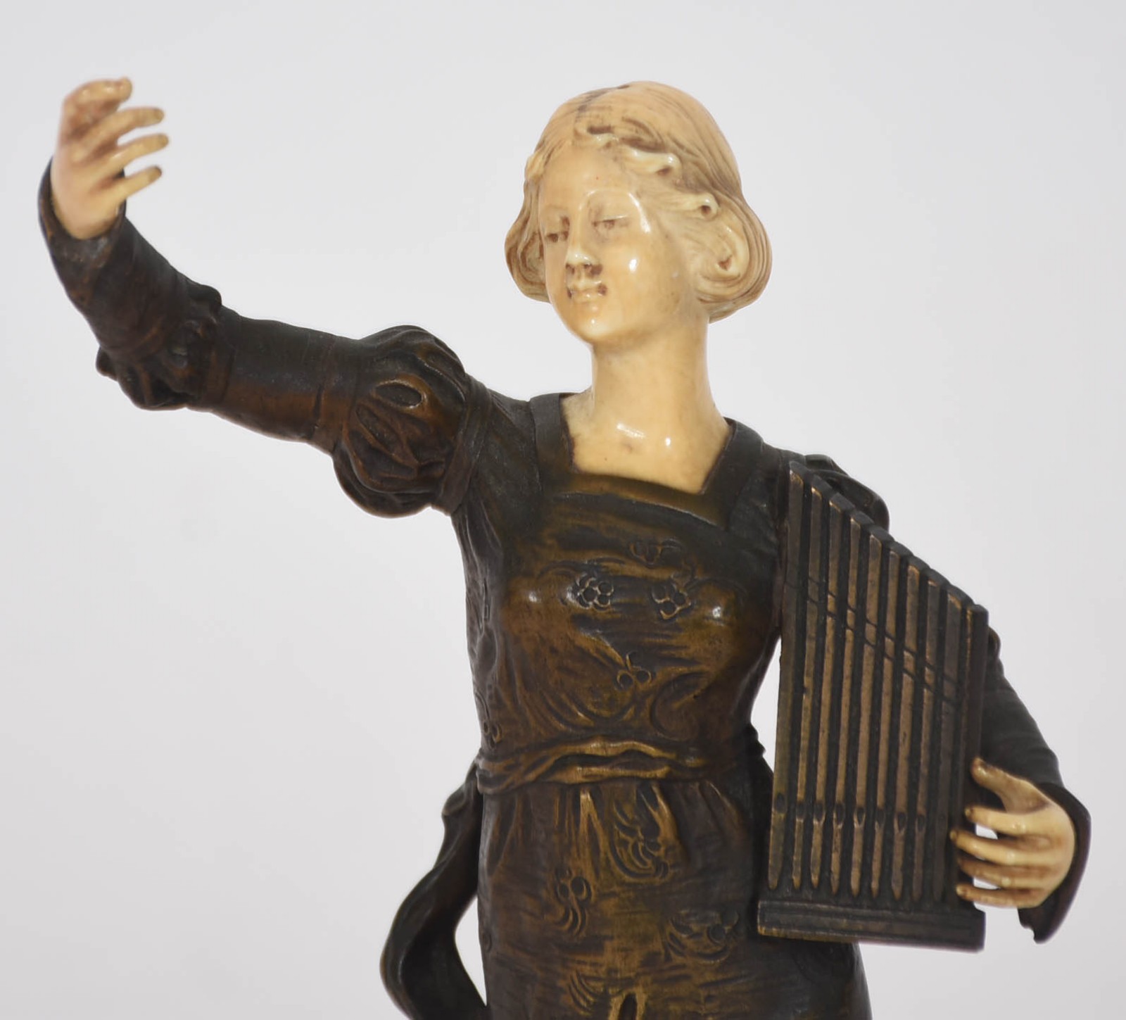 Estatueta em bronze e marfim representando jovem" La Chanson"... - foto 2 de 6