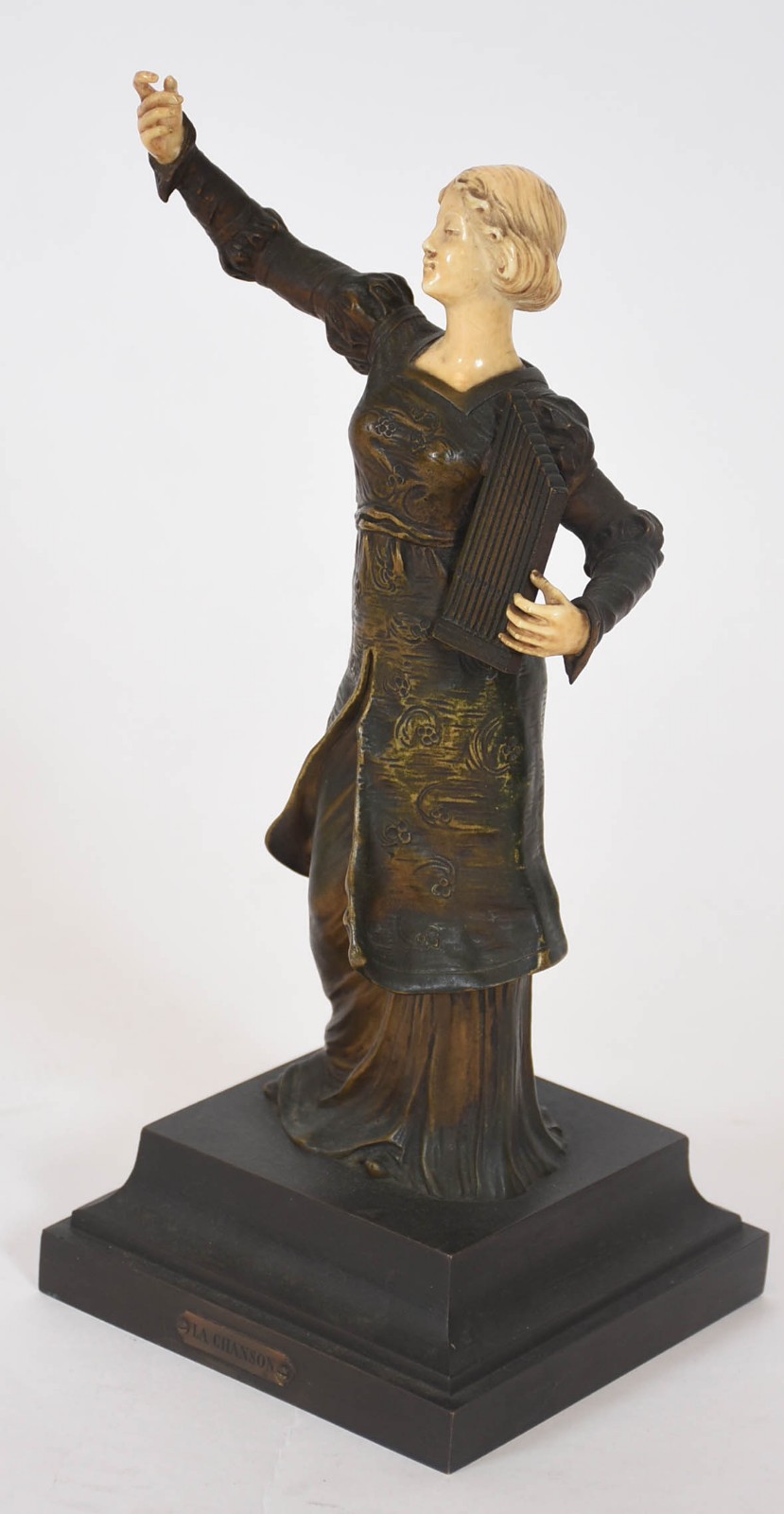 Estatueta em bronze e marfim representando jovem" La Chanson"... - foto 3 de 6