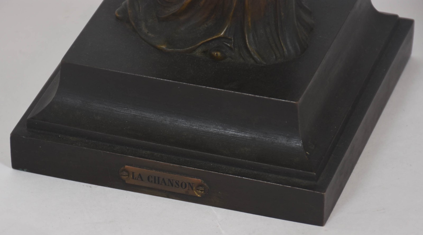 Estatueta em bronze e marfim representando jovem" La Chanson"... - foto 4 de 6