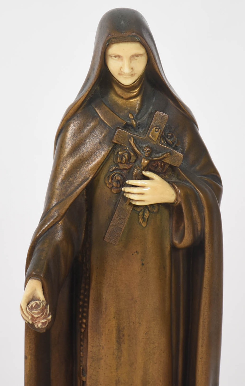 Estatueta em bronze e marfim representando Santa Teresinha, assinada... - foto 2 de 5