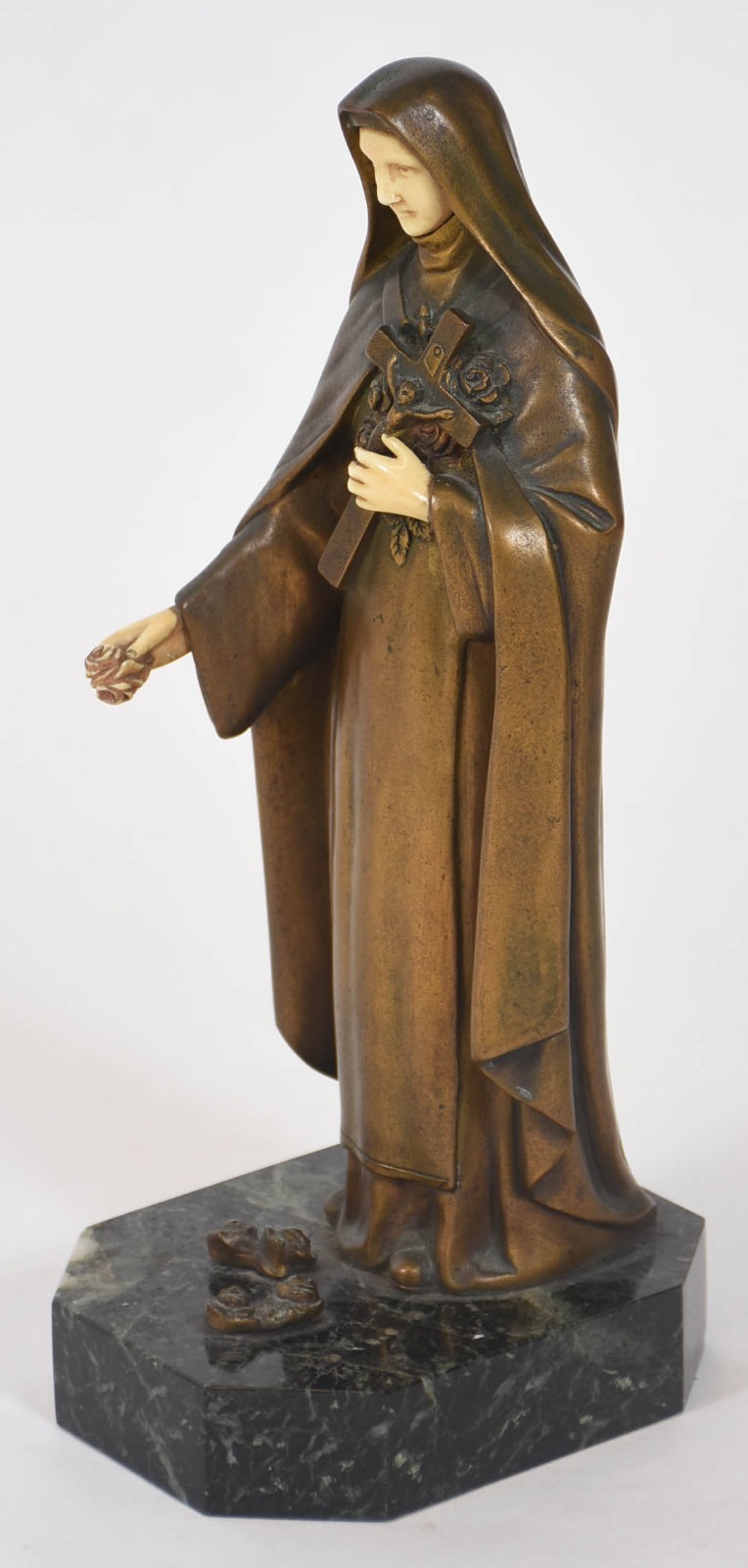 Estatueta em bronze e marfim representando Santa Teresinha, assinada... - foto 3 de 5