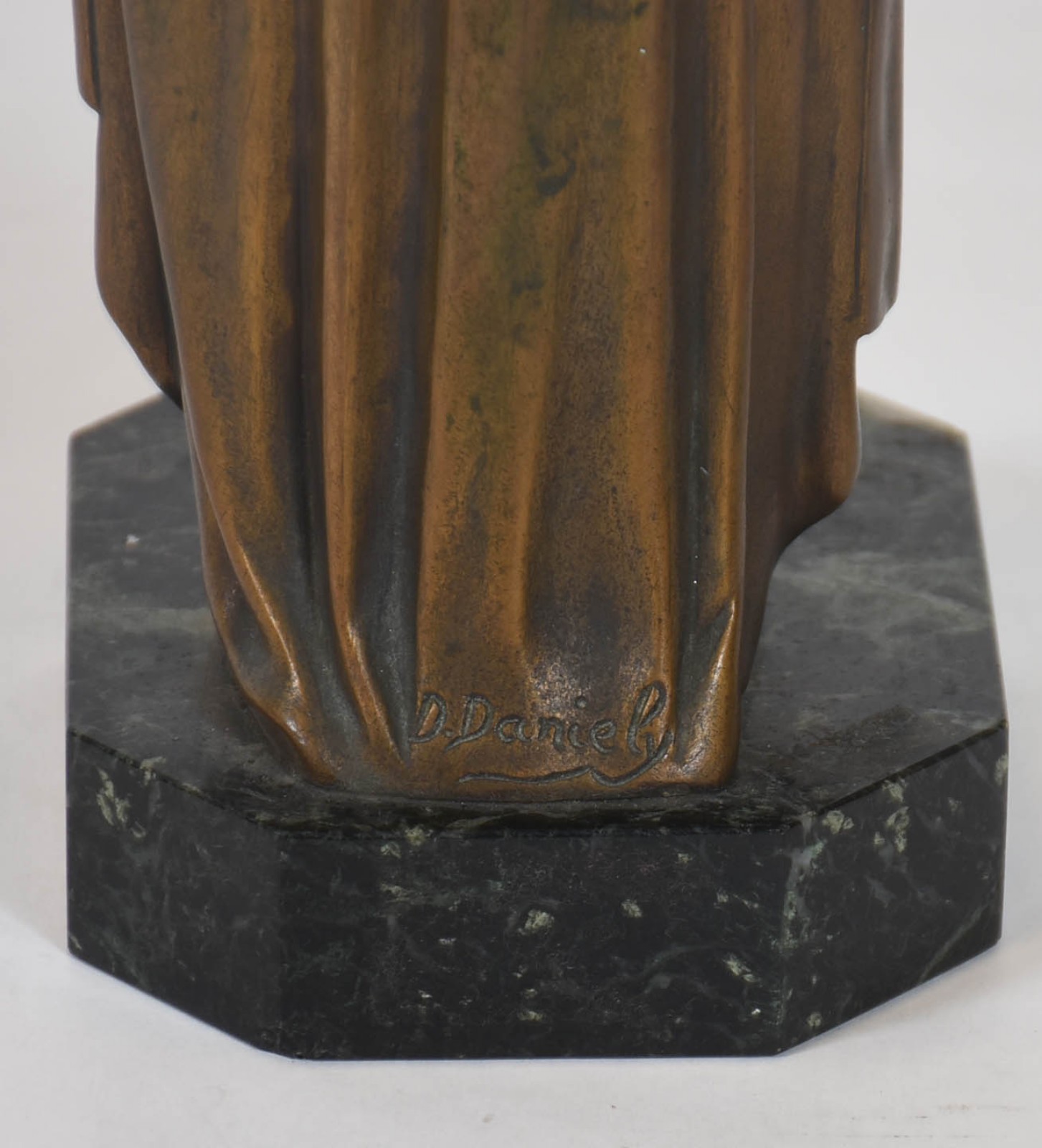Estatueta em bronze e marfim representando Santa Teresinha, assinada... - foto 5 de 5