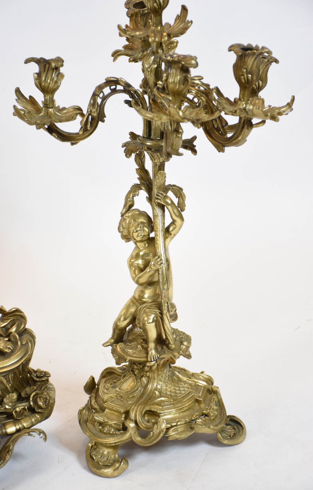 Guarniture de bronze frances composto de relógio ornamentado com... - foto 4 de 6