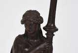 Luminária de bronze representando figura femini... - Luminária de bronze representando figura feminina para uma lâmpada, manga de vidro na forma de chama, base de mármore.
