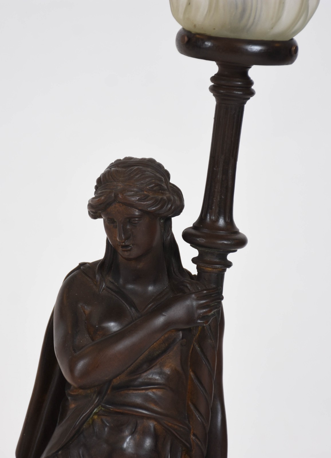 Luminária de bronze representando figura feminina para uma lâmpada... - foto 2 de 4